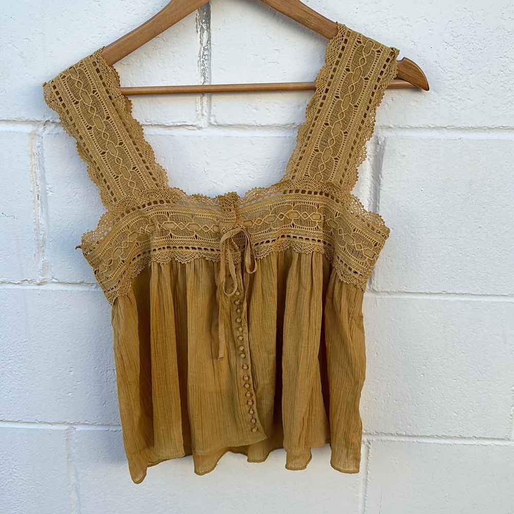 Doen Vera top on wheat lace trim